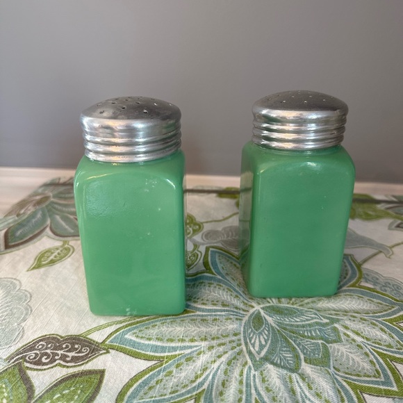 Vintage Jadite Flour and Sugar Shakers - Picture 6 of 6